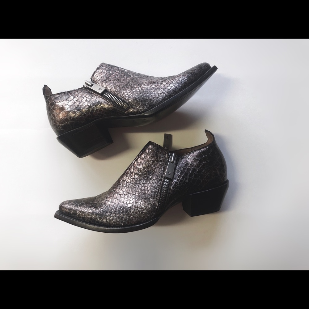 •Size 9.5•FRYE SACHA ZIP SHORTIE•METALLIC LEATHER•